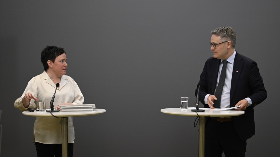 Utredaren Eva Nordström och ministern Johan Danielsson vid pressträffen den 4 april i Rosenbad. 