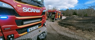 Kontrollerad eldning gick överstyr – räddningstjänsten fick släcka omfattande gräsbrand