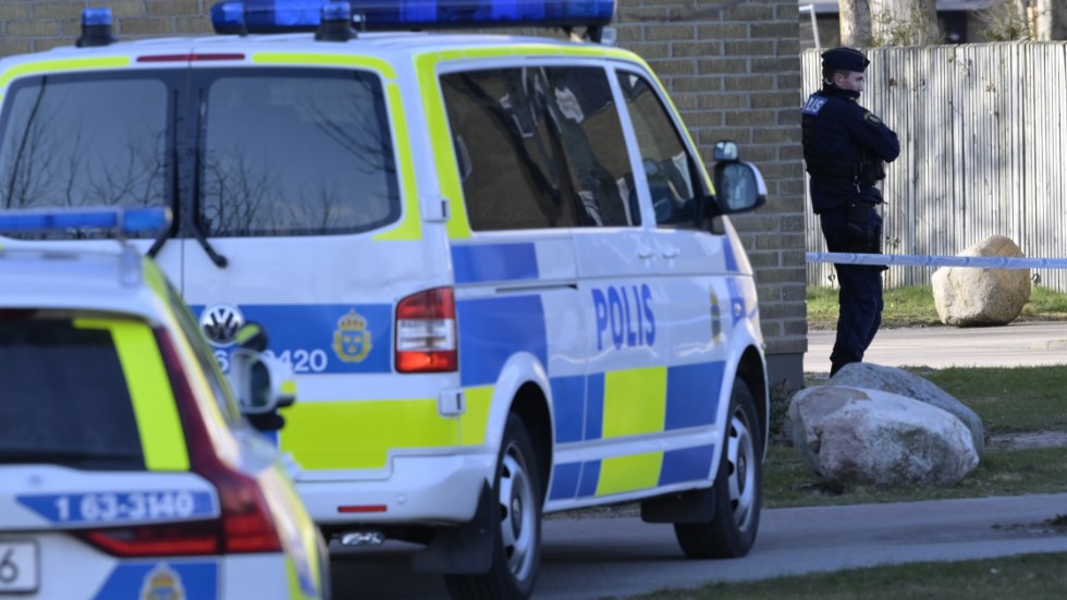 En man i 40-årsåldern dödades och ytterligare en man skadades i samband med ett bråk i bostadsområdet Koppargården i Landskrona på lördagen.