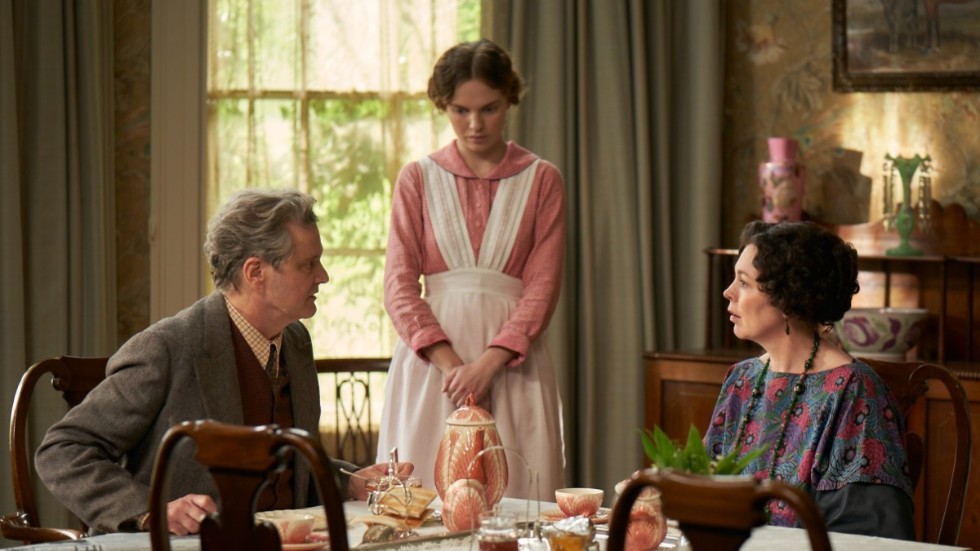 Tjänsteflickan Jane (Odessa Young) avslutar en romantisk affär medan makarna Niven (Colin Firth, Olivia Colman) sörjer sina döda söner i filmen "Mothering sunday".