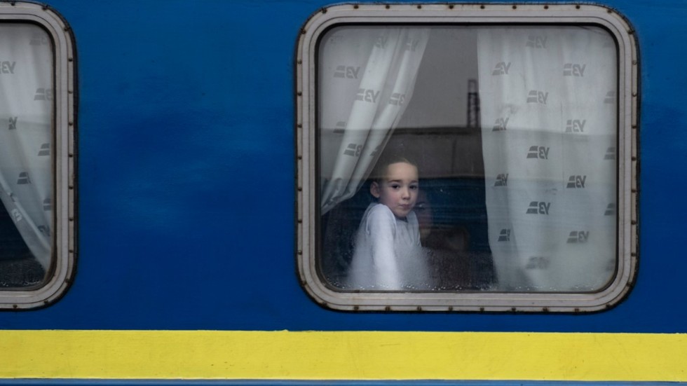 Bilden på flickan i tågfönstret i staden Lviv är från 4 mars 2022 när ukrainska flyktingar sökte sig västerut.