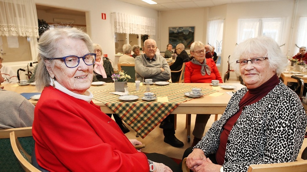 Ordförande Maggie Ottander och sekreterare Britta Bälter är drivande i Synskadades förening i Vimmerby. Båda fyller 90 i år. Foto: Roelof Stroetinga