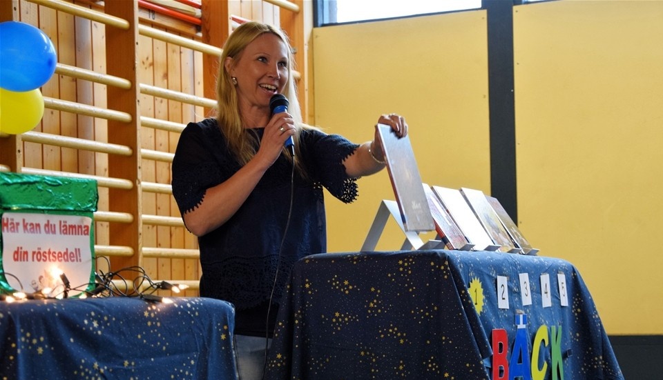 Karolina Fållby skapade stort jubel hos barnen när hon presenterade den vinnande boken i tävlingen. Bokens titel är "Huset som vaknade"