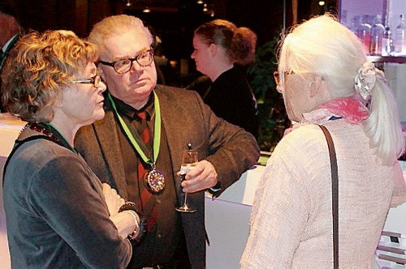 Tre Vimmerbybor i samspråk under minglet; Margret och Jan Halvardson tillsammans med Catharina Bachmann.