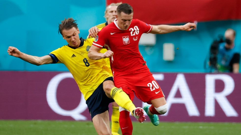 Albin Ekdal i duell med Piotr Zielinski i EM-matchen i somras. Arkivbild.