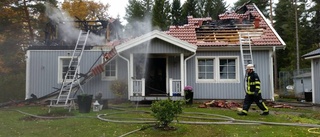 Villa förstörd efter storbrand