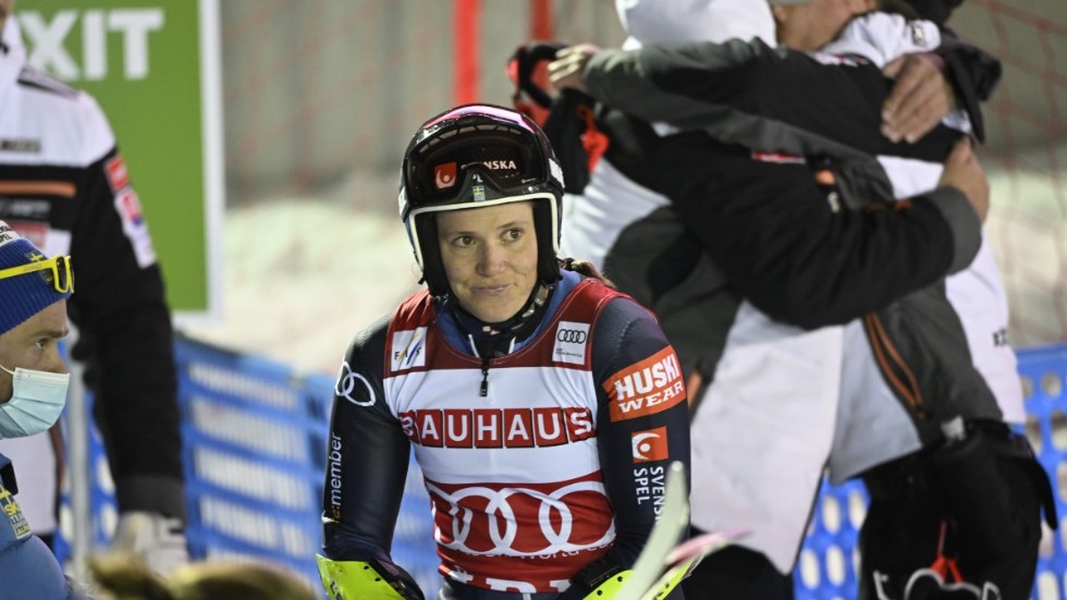 Sara Hector tog inte chansen att vinna storslalomcupen i Åre. Hon körde ur i andra åket.