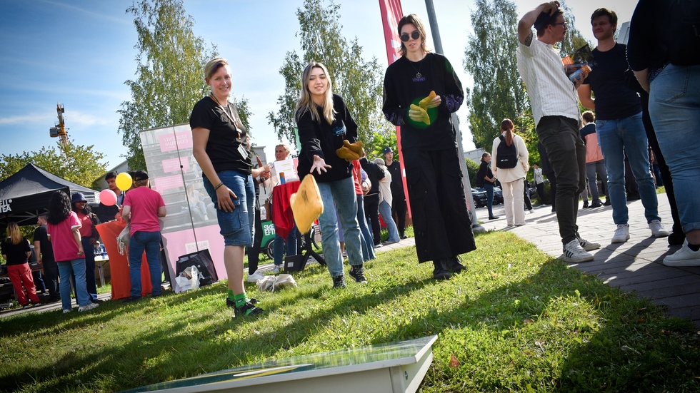 At the welcome event, several exhibitors set up interactive activities. Ewa Hasinska and Hannes Mineur tested their aim by tossing rice bags at a target.