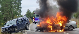 Bil utbrunnen efter kollision på länsväg 147