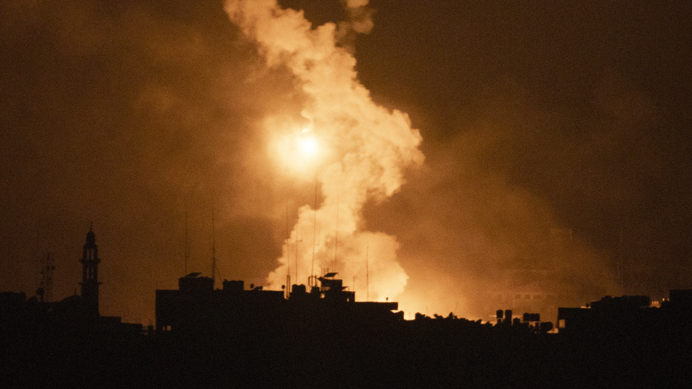 Rök och eld stiger från Gazaremsan sent på måndagen.