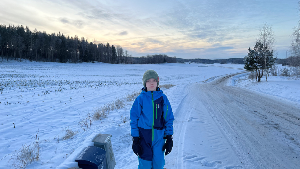 12-årige Melker Karlsson får inte åka med den kommunala skolskjutsen eftersom han går i friskola.