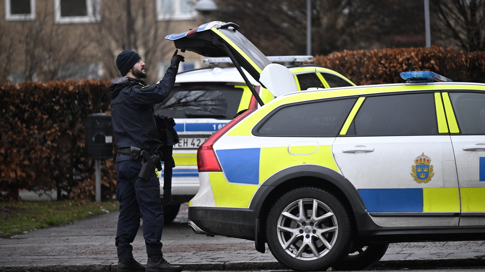 Polis på plats efter larm om skottlossning i Malmö på lördagsmorgonen.