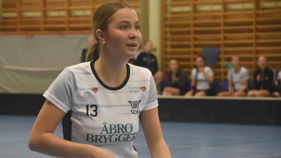 Svea Backstad är tillbaka efter ett drygt års skadefrånvaro. Nu hoppas 19-åringen att knät håller så hon kan satsa fullt ut på både innebandy och fotboll.