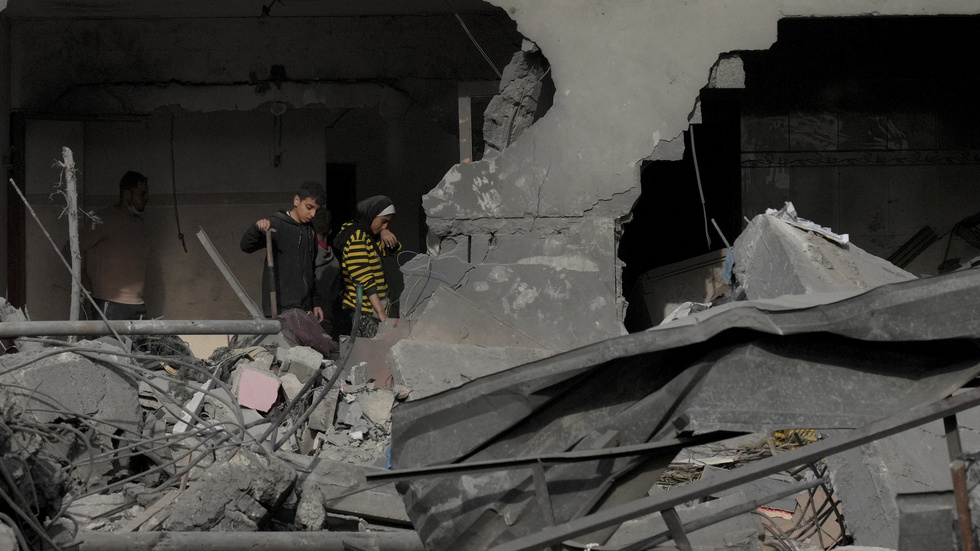 Palestinier i sitt förstörda hem i Al Zawayda i Gaza på söndagen.