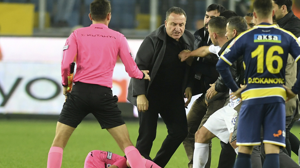 Fotbollsdomaren Halil Umut Meler fick en ansiktsfraktur när han slogs till marken av klubbordföranden Faruk Koca, i mitten, i turkiska ligan. Arkivbild.