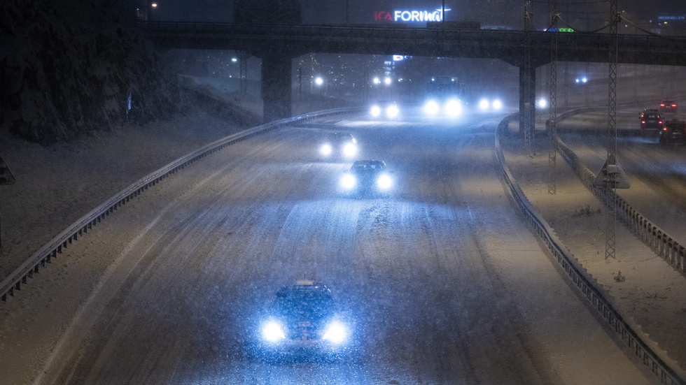 Snöfallet över nordvästra Götaland och inre Sveland håller i sig från söndagskvällen och hela måndagen, enligt SMHI:s prognoser. Arkivbild.