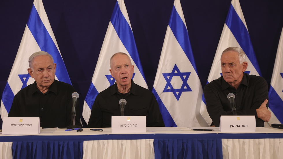 Israels premiärminister Benjamin Netanyahu, försvarsminister Yoav Gallant och oppositionsledaren Benny Gantz, som sitter i landets krisregering, vid lördagens pressträff.