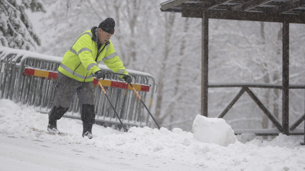 Torne Persson skottar snö utanför Sundsvall där SMHI har varnat för snö i kombination med hårda vindar.