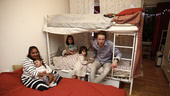 Familjen har tvingats sova i vardagsrummet – i flera månader