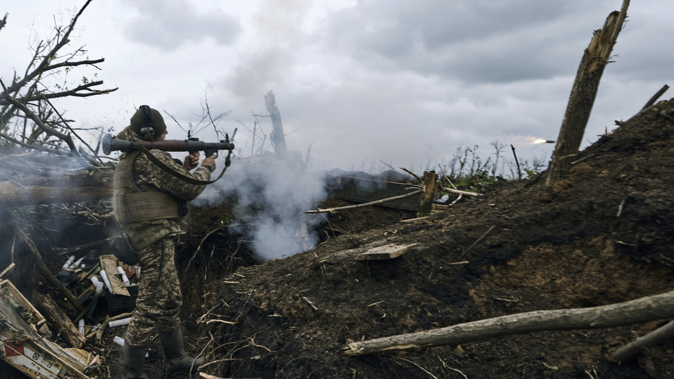 En ukrainsk soldat under strider i Avdijivka tidigare i år. Arkivbild.
