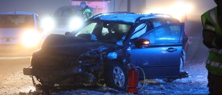 Två bilar krockade utanför Uppsala – tre fördes till sjukhus