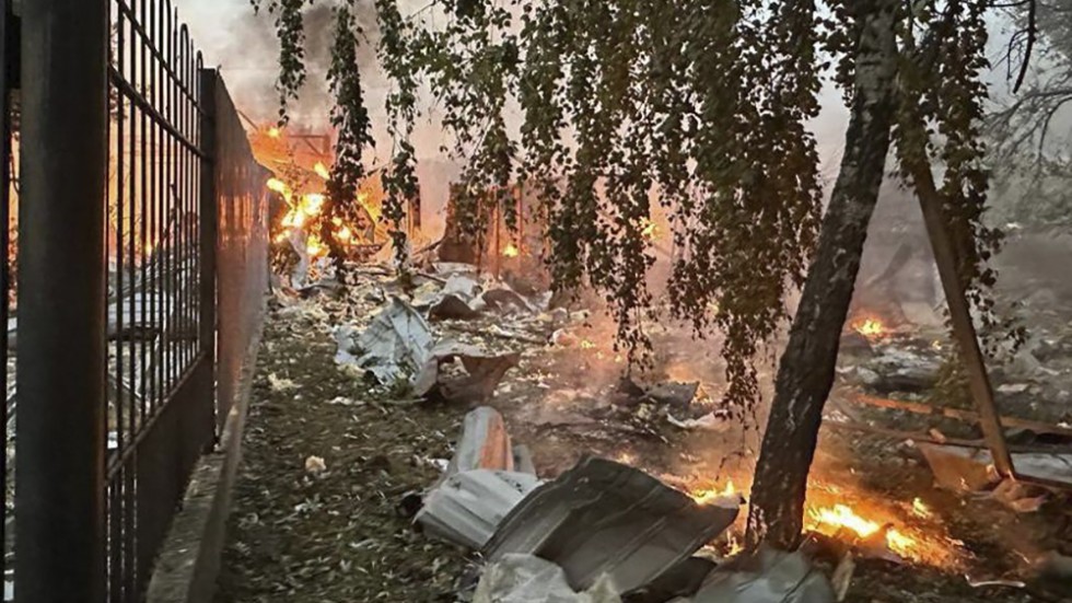Bilder som tillhandahållits av lokala myndigheter i Kiev uppges visa en brand efter en attack i Kiev på torsdagsmorgonen.