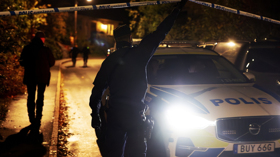 Polis arbetar på platsen under natten där två personer blivit skjutna i ett villaområde i Västberga.