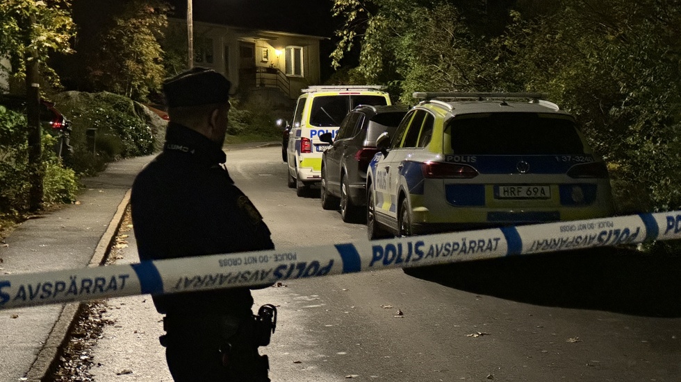 En man hittades skjuten i Västberga i södra Stockholm natten till torsdagen.