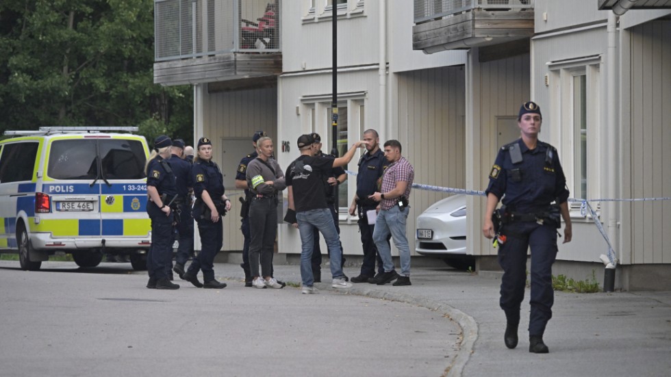 Polis på plats i Helenelund i Sollentuna norr om Stockholm efter det att en person skjutits på en gata i ett bostadsområde.
