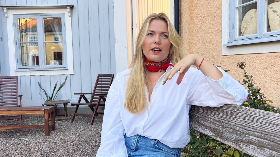 Emma Klofsten är uppvuxen i Vadstena men bor numera i Stockholm.