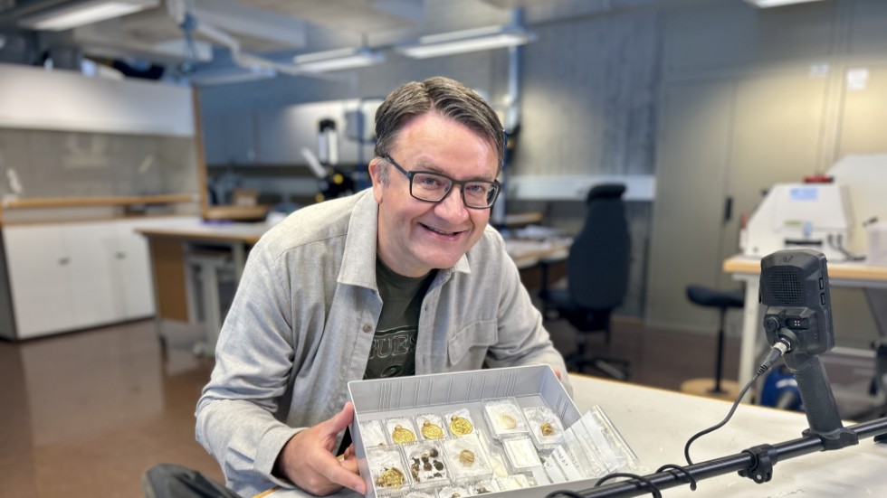 Hobbyletaren Erlend Bore visar upp guldskatt han funnit i Rennesøy, Stavanger.
