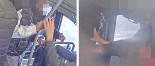 Här filmas pojkarna – när de misshandlar 12-åring på bussen