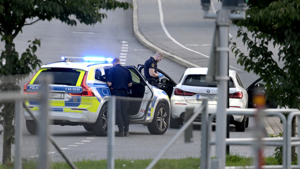 Polis har stoppat en personbil för kontroll i Solna. Bild från september.