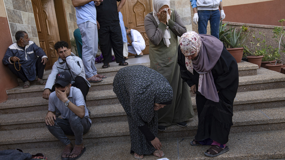 Palestinier sörjer dödade familjemedlemmar efter israeliska anfall mot Khan Yunis i sydvästra Gazaremsan.