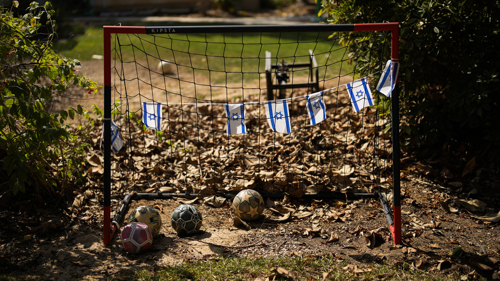 Israeliska flaggor vid ett fotbollsmål i en kibbutz som attackerades av Hamas den 7 oktober. Arkivbild.
