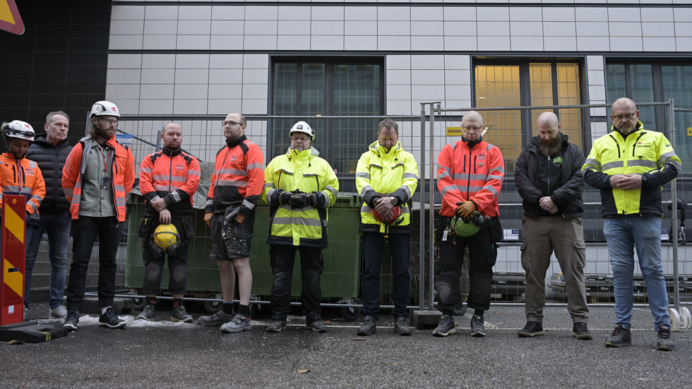 Byggnadsarbetare på en arbetsplats i Solna håller en tyst minut för de omkomna i hissolyckan på en byggarbetsplats i Sundbyberg.