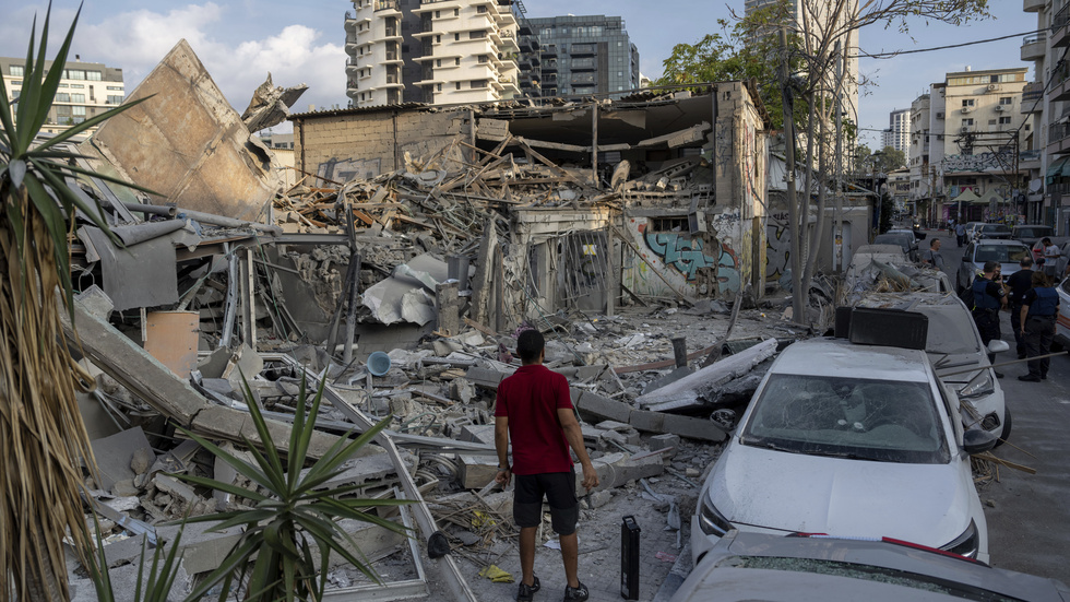 Raketer från Gaza slog ned i Tel Aviv och ödelade byggnader. Samtidigt har Israel bombat palestinska områden.