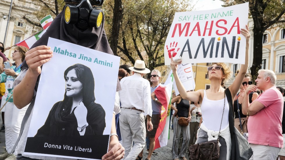 Mahsa Zhina Aminis död har lett till omfattande protester på många håll i världen mot de styrande i Iran det senast året. Bilden togs i Rom i september i år.