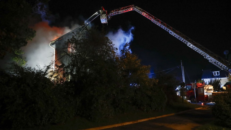 En kraftig brand utbröt i ett flerfamiljshus i Gustavsberg i Värmdö.