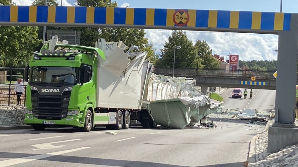 I förra veckan kraschade ännu en lastbil in i viadukten vid Vasavägen/Carlavägen i Eskilstuna. Signaturen Medborgare undrar varför man snålat och bara satt upp ett varnande hinder på ena sidan av viadukten.