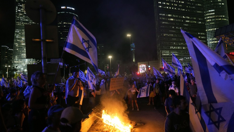 Omfattande protester växte i styrka på måndagskvällen sedan Israels knesset antagit en kontroversiell lag.