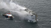 Brand på fartyg med 3 000 bilar – minst en död