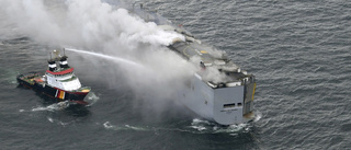 Brand på fartyg med 3 000 bilar – minst en död