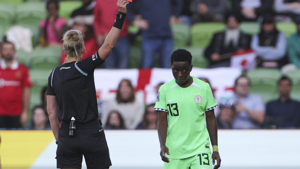 VM:s första utvisning. Nigerias Deborah Abiodun fick rött kort av finländska huvuddomaren Lina Lehtovaara.