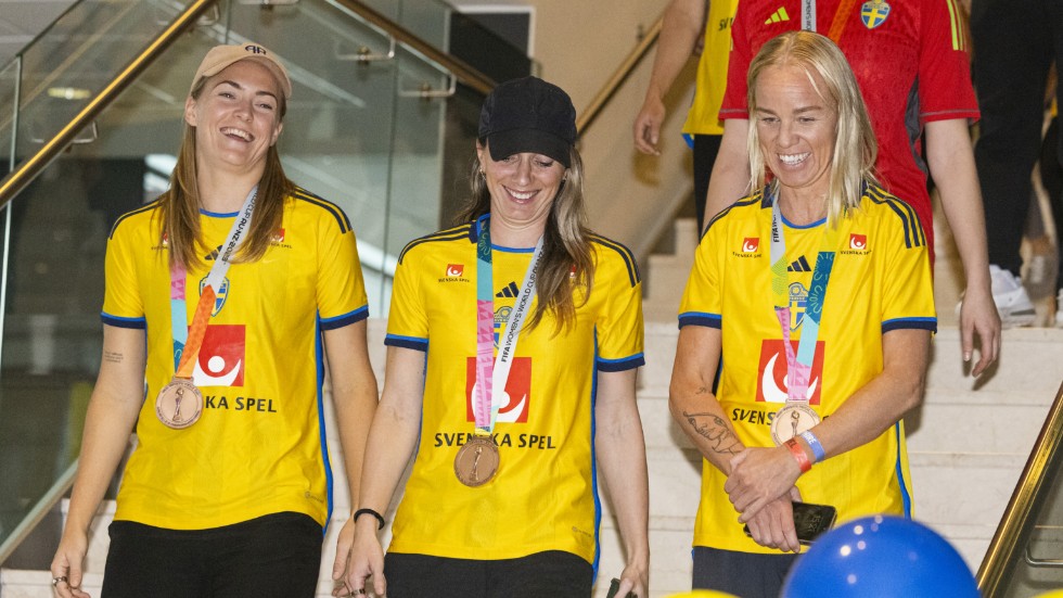 LFC-bekantingarna Magdalena Eriksson, Kosovare Asllani och Caroline Seger njöt av medaljen.