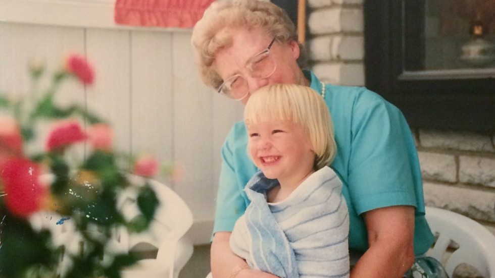 Emma med sin älskade farmor Elin Andersson för rätt länge sen hemma i Boxholm.