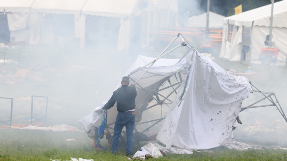 Tält och bilar sattes i brand på festivalen och många människor skadades.