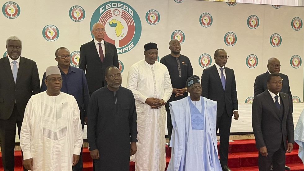 Nigerias president Bola Tinubu, klädd i blått, tillsammans med andra västafrikanska ledare under ett möte med samarbetsorganisationen Ecowas i Abuja den 30 juli.