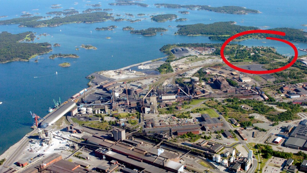 Gamla Oxelösund ligger inklämt mellan SAAB och Oxelösunds hamn. Nu finns planer på att bygga en väg som underlättar transporter av skrot från hamnen till SSAB. Arkivbild