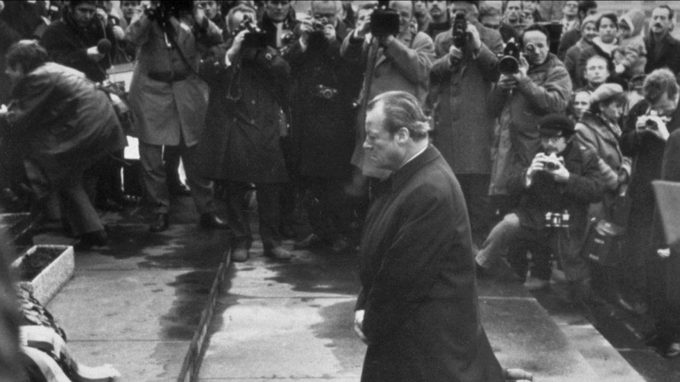 Västtysklands dåvarande förbundskansler Willy Brandt knäböjer vid ett besök i det tidigare judiska gettot i Warszawa 1970. Bilden är med sin symboliska tyngd ett av 1900-talets mest berömda pressfotografier.